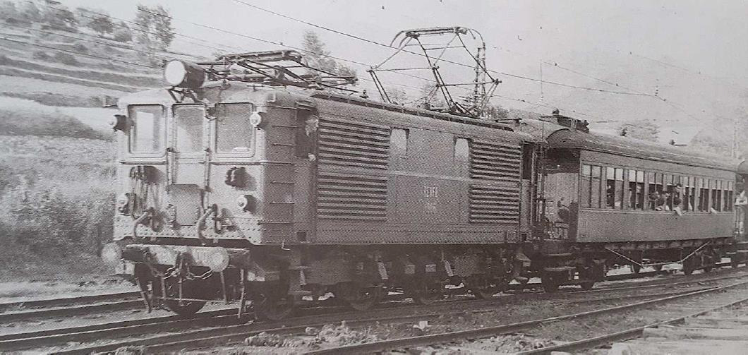 La locomotora de la sèrie Estado 1000 sortint de l'estació de Sant Joan de les Abadesses